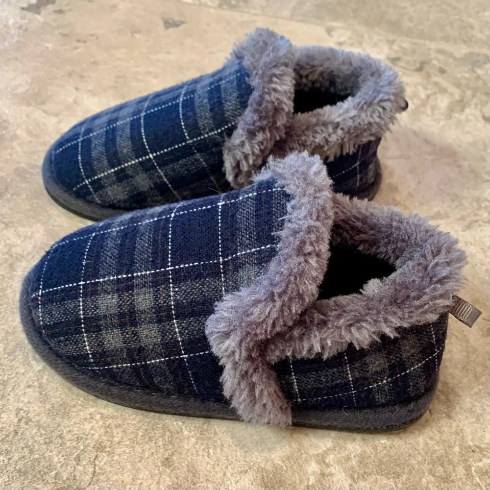 Boys “old man” Plaid fur slippers size 7-8